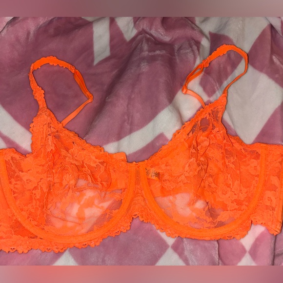 SKIMS Stretch Lace Unlined Demi Bra - Picture 6 of 8